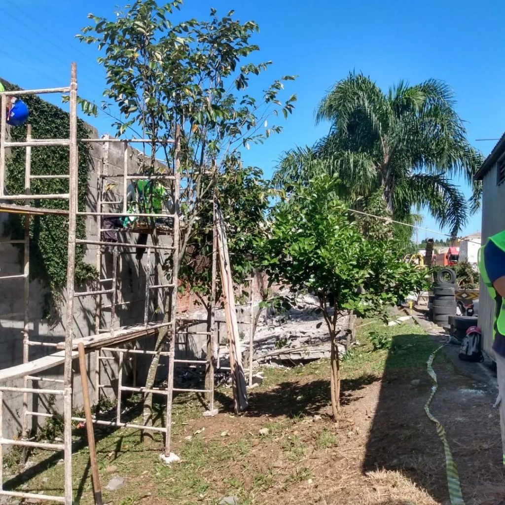 DEMOLIÇÃO DE MURO